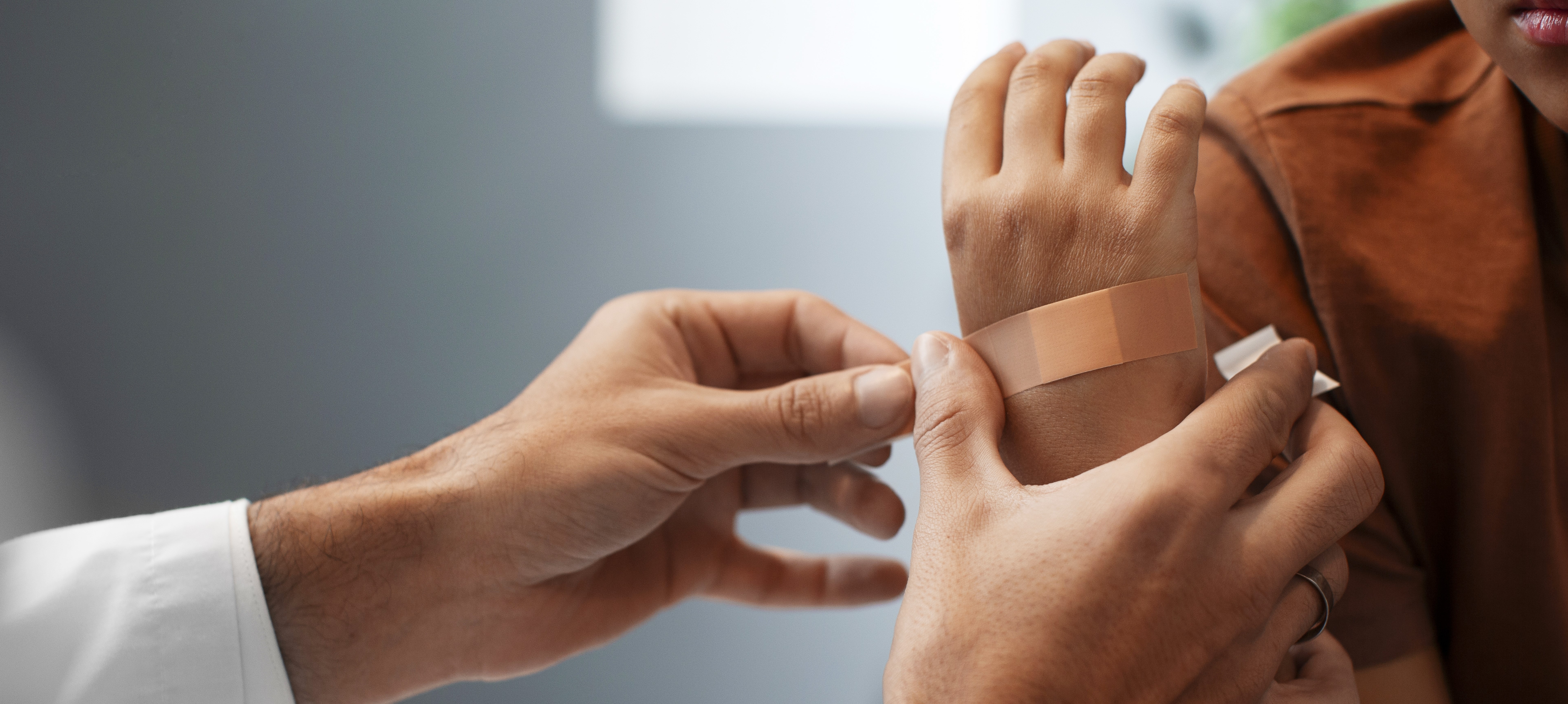 Mulher com pele saudável após tratamento de acne